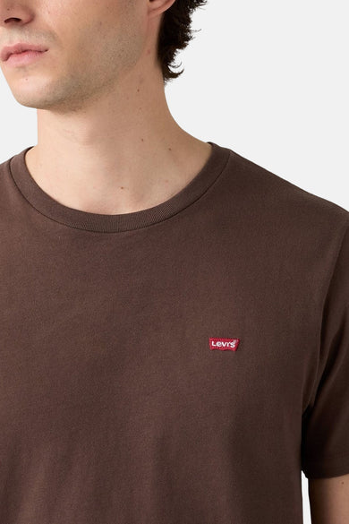 T-shirt brun à manches courtes de Levi's, avec un petit logo de marque rouge sur la poitrine, gros plan.