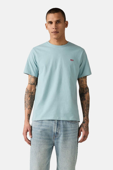 T-shirt bleu à manches courtes de Levi's, porté avec un jean bleu.
