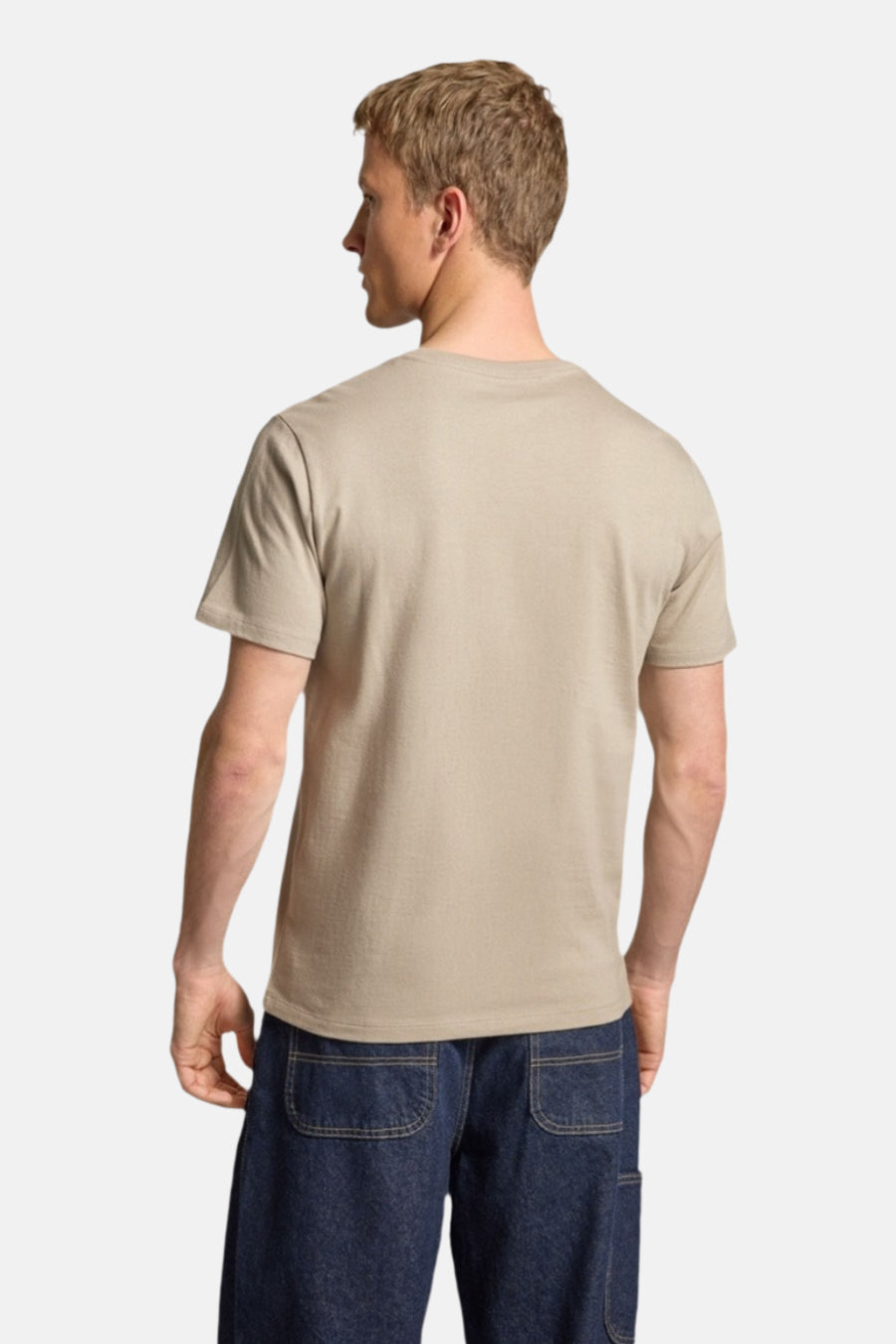 Groen T-shirt met korte mouwen van Levi's, gezien van achteren, gecombineerd met een donkerblauwe broek.
