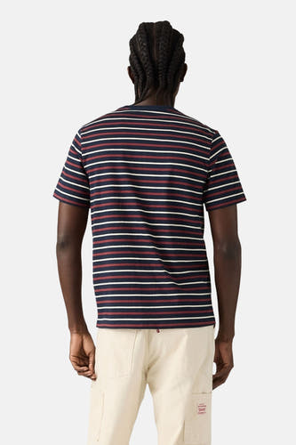 T-shirt bleu à manches courtes Levi's® à motif rayé et pantalon beige.