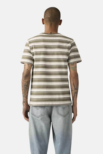 T-shirt multicolore à manches courtes de Levi's®, avec rayures horizontales et dos visible.