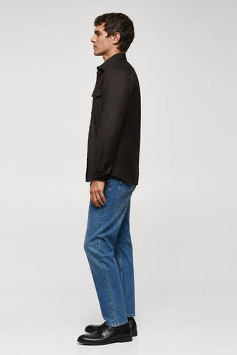 Chemise brune à longues manches de MANGO, en coupe droite, associée à des jeans et des chaussures noires.