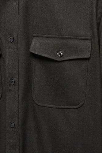 Chemise brune à manches longues de MANGO, avec poche poitrine et fermeture à boutons dans une fine structure en maille de verre.