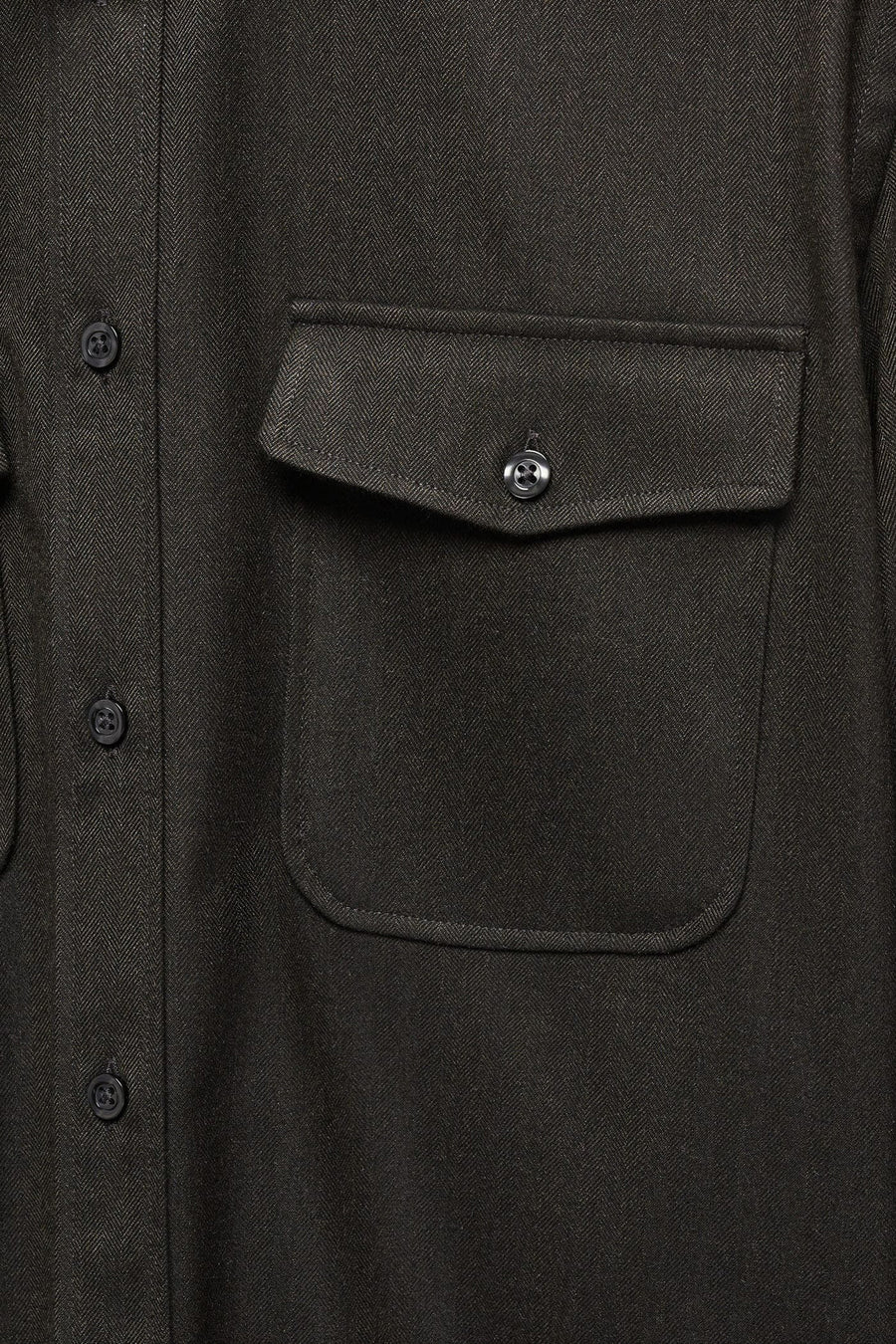 Chemise brune à manches longues de MANGO, avec poche poitrine et fermeture à boutons dans une fine structure en maille de verre.