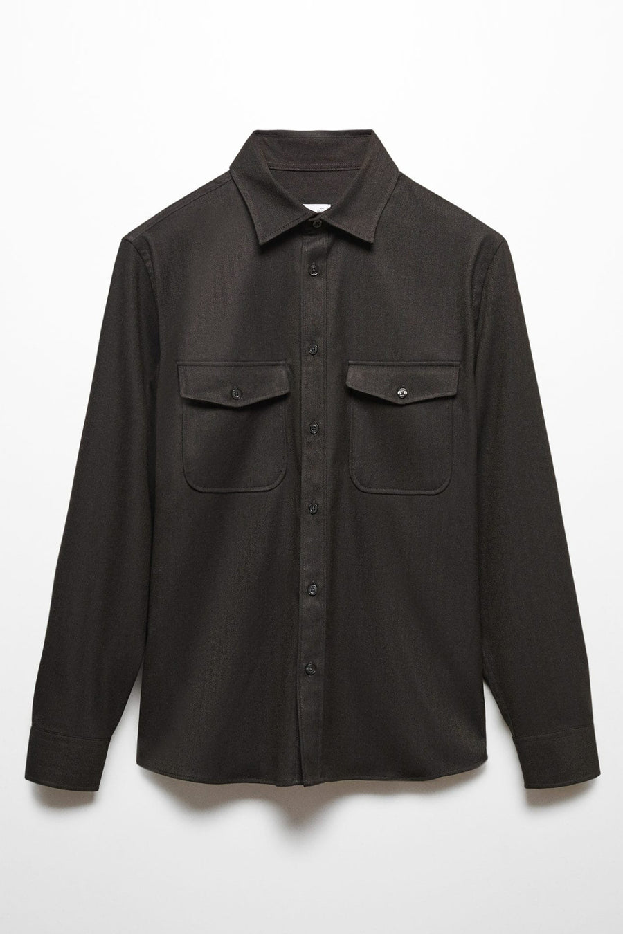 Chemise brune à manches longues de MANGO, dotée d'une fermeture à boutons et de deux poches poitr avec avec des boutons.