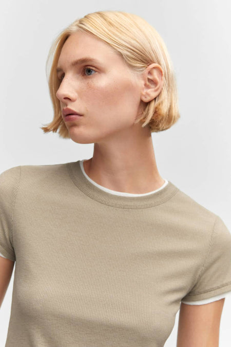 T-shirt côtelé vert de MANGO avec col et bord de manche blancs, vue latérale en gros plan