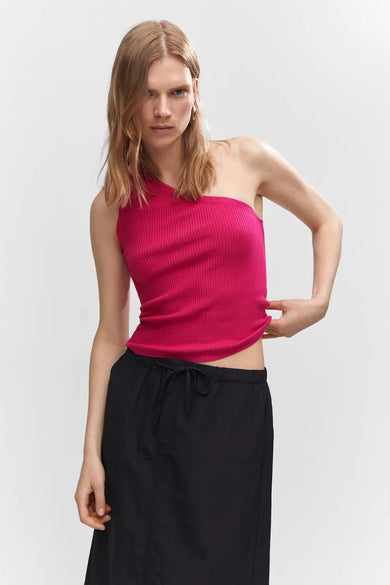 Top sans manches rose à structure côtelée de MANGO, encolure asymétrique, le modèle porte un pantalon noir, vue de face