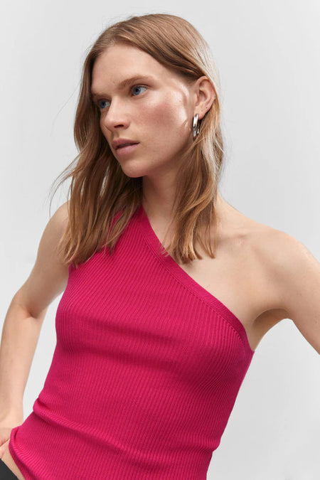 Haut côtelé rose sans manches de MANGO, encolure asymétrique, coupe ajustée, modèle de profil latéral