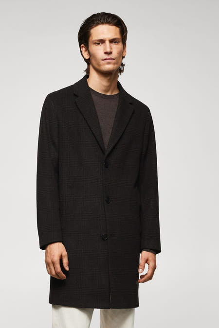 Manteau long marron de MANGO, avec un motif de carreaux subtil et une fermeture à bouton unique à l'avant.