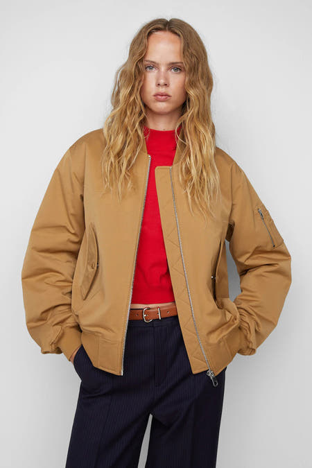 Manteau brun de MANGO, avec des manches longues, une fermeture éclair et une poche sur la manche.