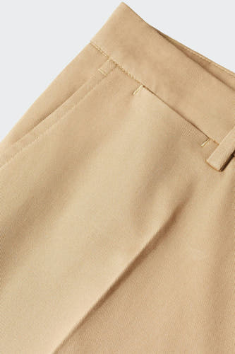 Chino marron de MANGO, avec une ceinture et des poches en biais, dotée d'une subtile texture.