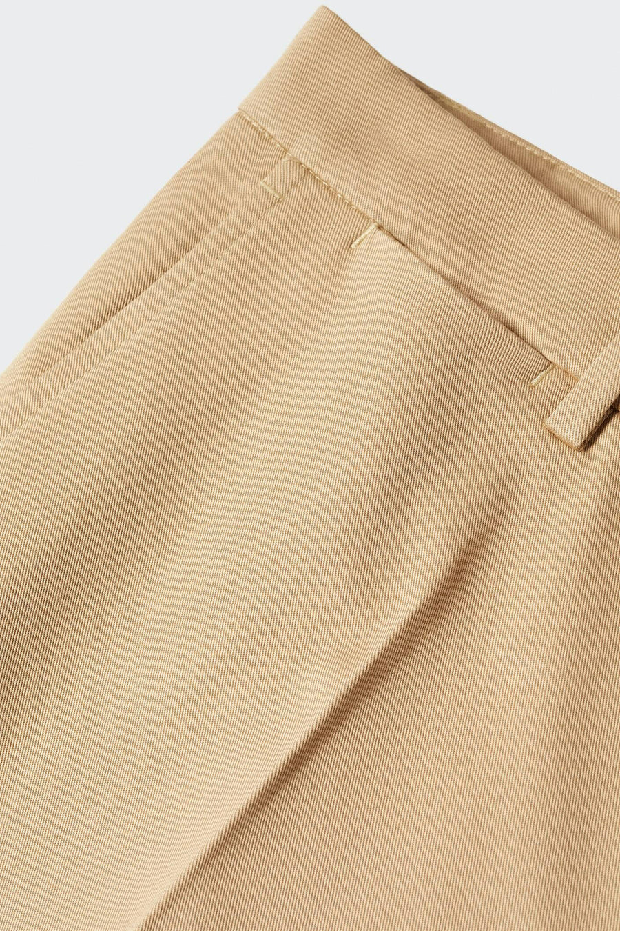 Chino marron de MANGO, avec une ceinture et des poches en biais, dotée d'une subtile texture.