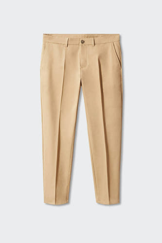 Pantalon chino marron de MANGO avec plis et fermeture à bouton, présenté sur un fond blanc.