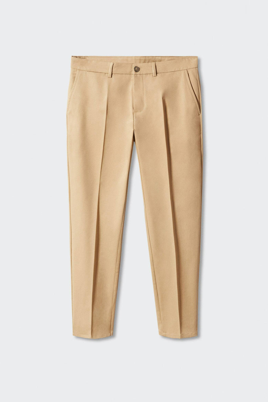 Pantalon chino marron de MANGO avec plis et fermeture à bouton, présenté sur un fond blanc.