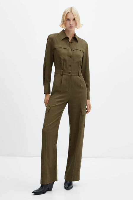 Combinaison verte de MANGO, avec des manches longues, des poches et une ceinture assortie, vue de derrière.