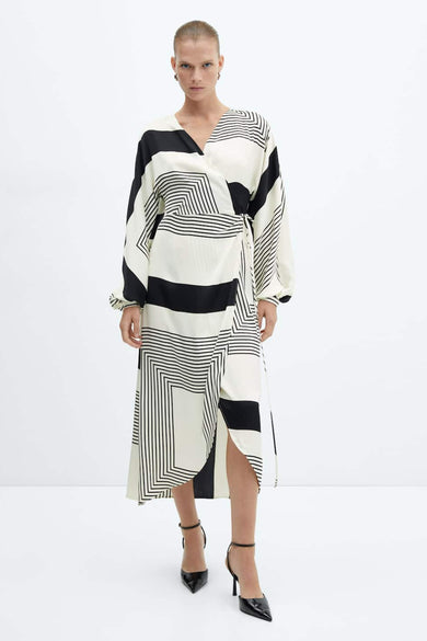 Manteau beige à longues manches de MANGO, avec un motif géométrique noir et blanc frappant et une élégante fente.