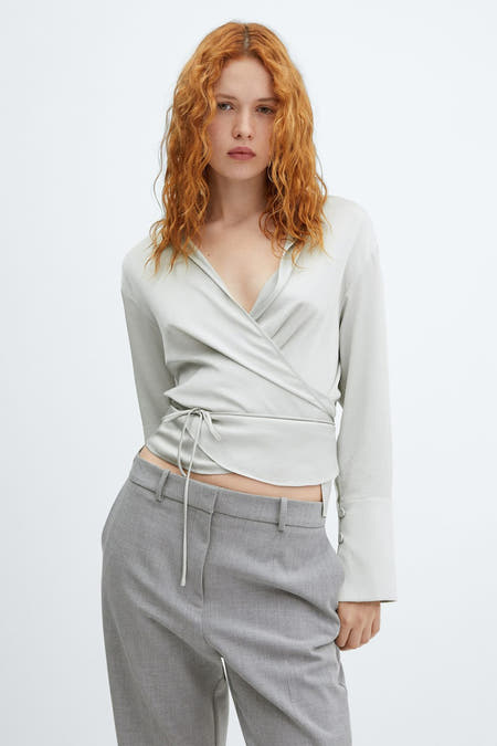Chemise argentée à longues manches de MANGO, avec un col et des détails de boutons.
