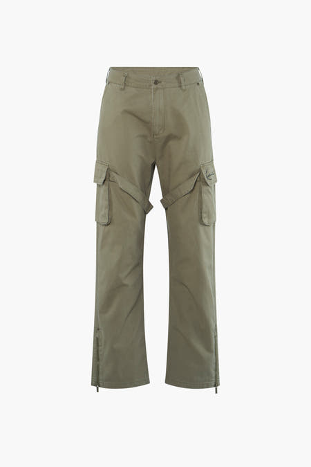 Pantalon cargo vert de Karl Kani, avec des poches et des fermetures à glissière sur le bas.