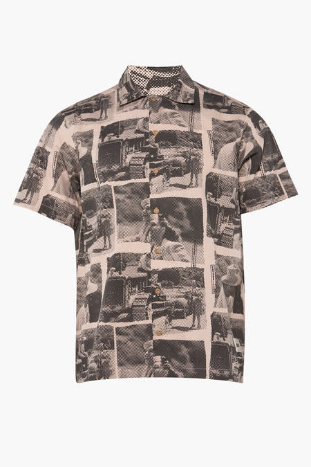 Chemise beige à manches courtes de CATERPILLAR, avec un motif à carreaux noirs et des boutons visibles.