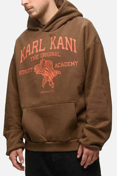 Pull-over marron avec capuche Karl Kani, avec un logo orange imprimé et une poche à l'avant.