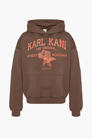 Bruine sweater met kap van Karl Kani, met een opdruk van een adelaar en teksten in oranje.