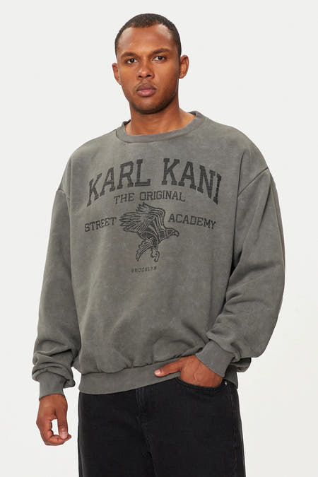 Gilet gris avec col rond de Karl Kani, avec un lavage vintage et une impression de logo sur la poitrine.