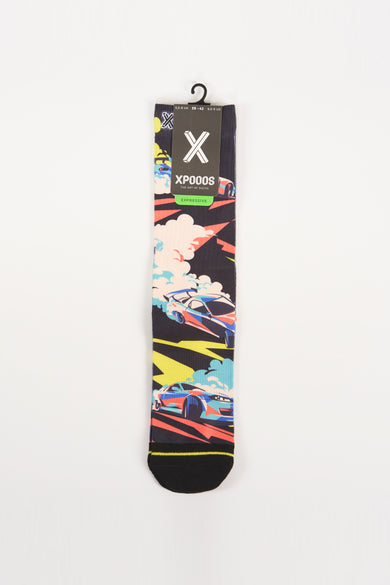 Chaussettes multicolores avec imprimé de voiture de course de XPOOOS, base sombre avec accents vifs et bande jaune au niveau du pied, vue de face