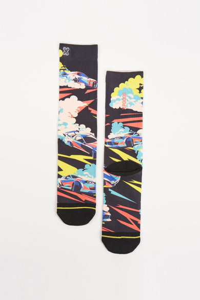 Chaussettes multicolores avec imprimé de voiture de course de XPOOOS, base sombre avec accents néon et détails de nuages, disposition plate