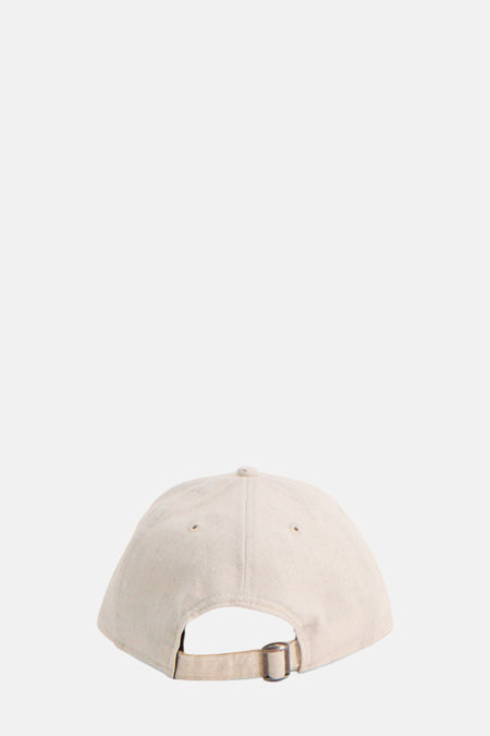 Chapeau beige de NEW ERA, avec une scratch à l'arrière réglable.