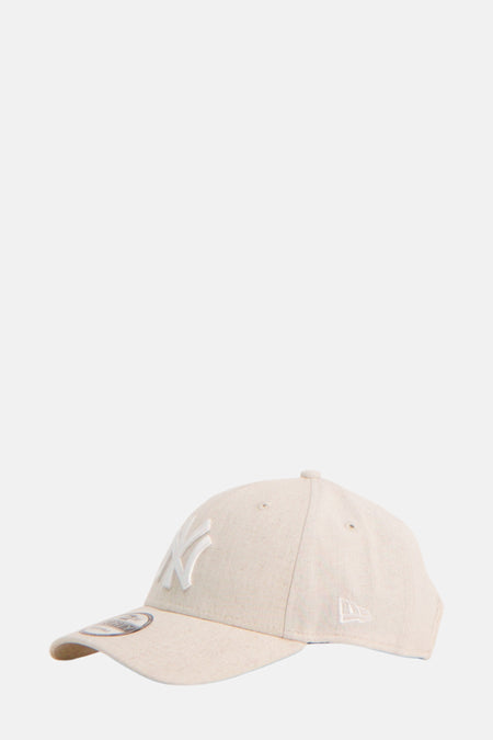 Chapeau beige de NEW ERA, avec un logo 'NY' brodé à l'avant.