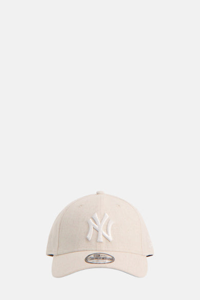 Chapeau beige de NEW ERA avec le logo des Yankees blanc sur l'avant.