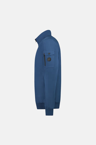 Veste courte bleue de Cars, avec une fermeture éclair et une poche poitrine sur la manche.