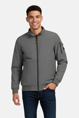 Veste courte verte de Cars, à manches longues et avec une fermeture éclair noire, portée avec un jean foncé.