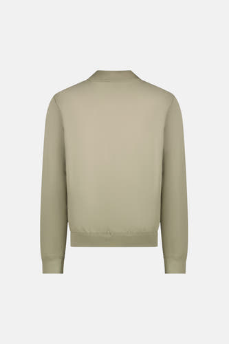 Manteau vert, court de Cars, vu sur le dos, avec un col rond et des manches longues.