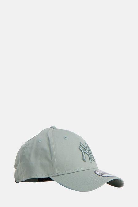 Casquette verte de New Era avec un logo des New York Yankees brodé.