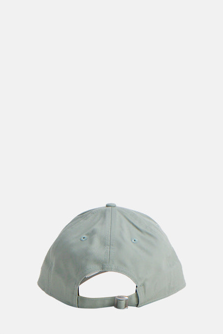Casquette verte de NEW ERA, vue par derrière, avec une bande ajustable.