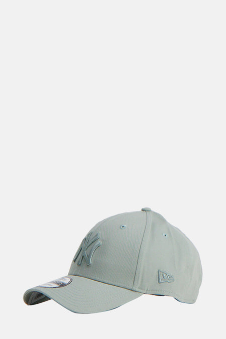 Casquette verte de NEW ERA avec un logo New York Yankees brodé sur l'avant.