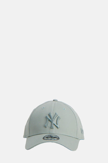 Casquette verte de New Era avec le logo des Yankees sur l'avant.