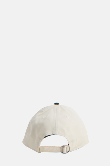 Chapeau beige de New Era, avec une sangle réglable à l'arrière.