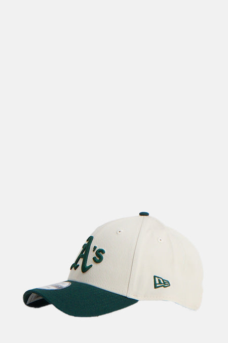 Chapeau beige de NEW ERA, avec une languette verte et le logo de l'équipe.
