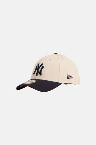 Casquette bleue NEW ERA, avec logo brodé et visière bleu foncé.