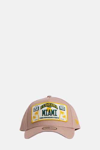 Chapeau beige de NEW ERA, avec une fermeture ajustable à l'arrière.