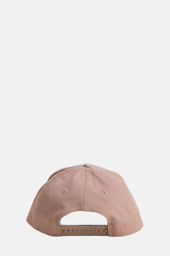 Beige pet van NEW ERA, met verstelbare sluiting aan de achterkant.
