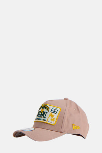 Chapeau beige de New Era avec patch "Florida Miami 1920" avec palmier et logo jaune sur le côté.