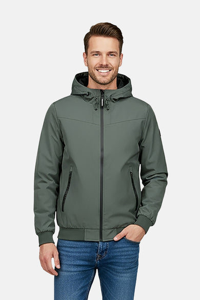 Veste courte verte de Cars, avec capuche et fermeture éclair noire, portée avec un jean bleu.
