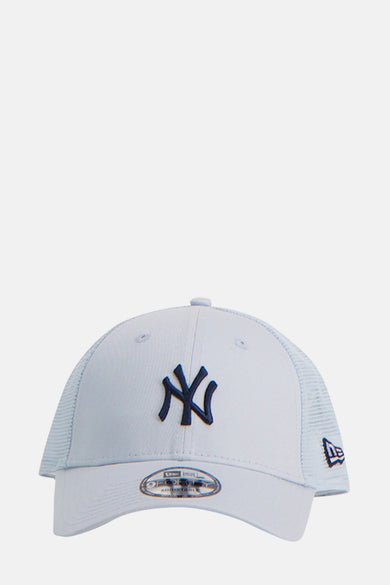 Casquette bleue en maille de NEW ERA, avec le texte "Yankees" brodé sur l'arrière.