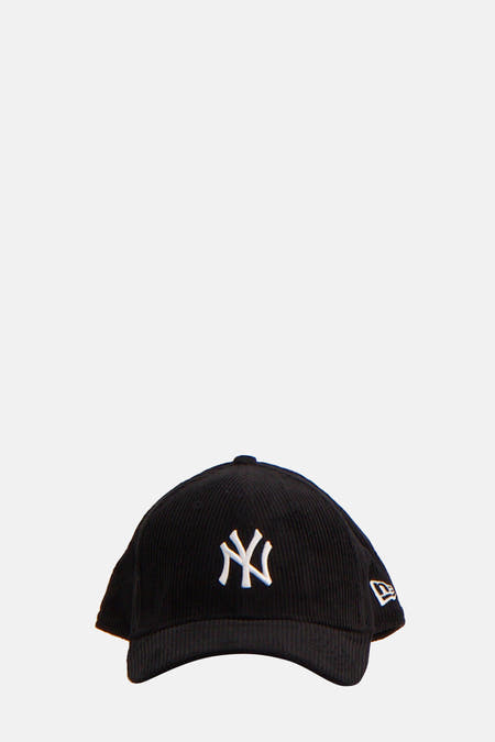 Chapeau noir de NEW ERA avec un logo New York Yankees brodé sur l'avant.
