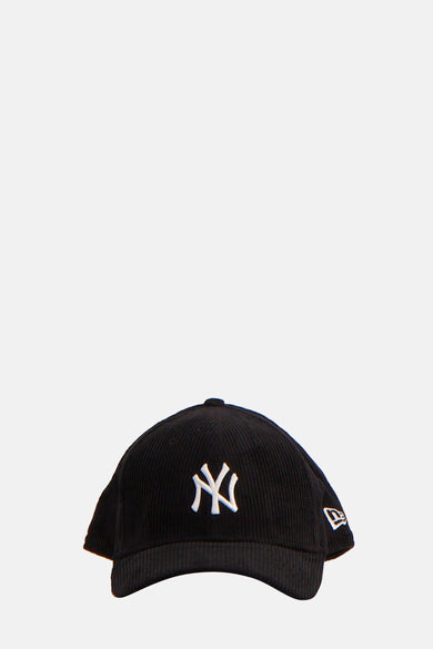 Chapeau noir de NEW ERA avec un logo New York Yankees brodé sur l'avant.