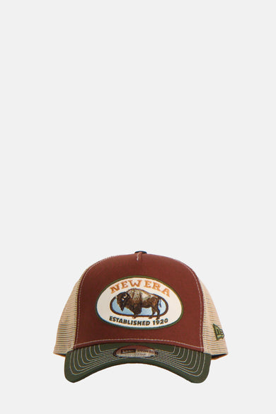 Casquette multicolore de NEW ERA avec logo buffle sur la partie avant brune et partie arrière en mesh beige.