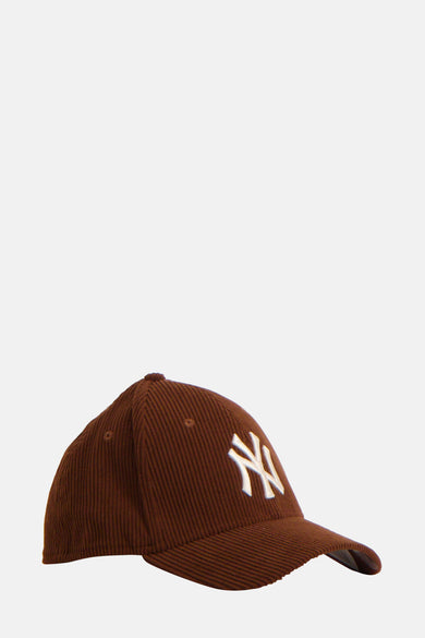 Casquette brune de NEW ERA, avec un logo brodé blanc à l'avant.